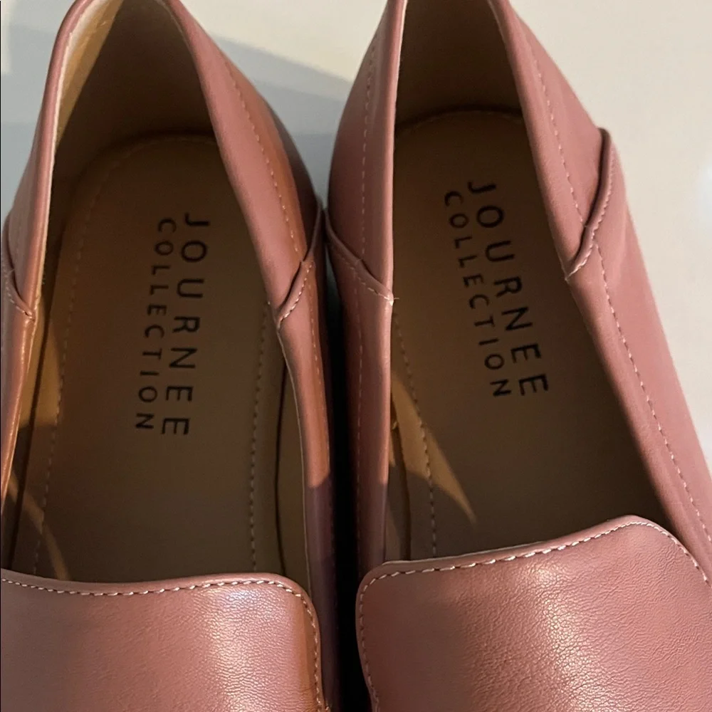Journee Collection Women's‎ Wide With true comfort, foam slip on Flats Size W 9